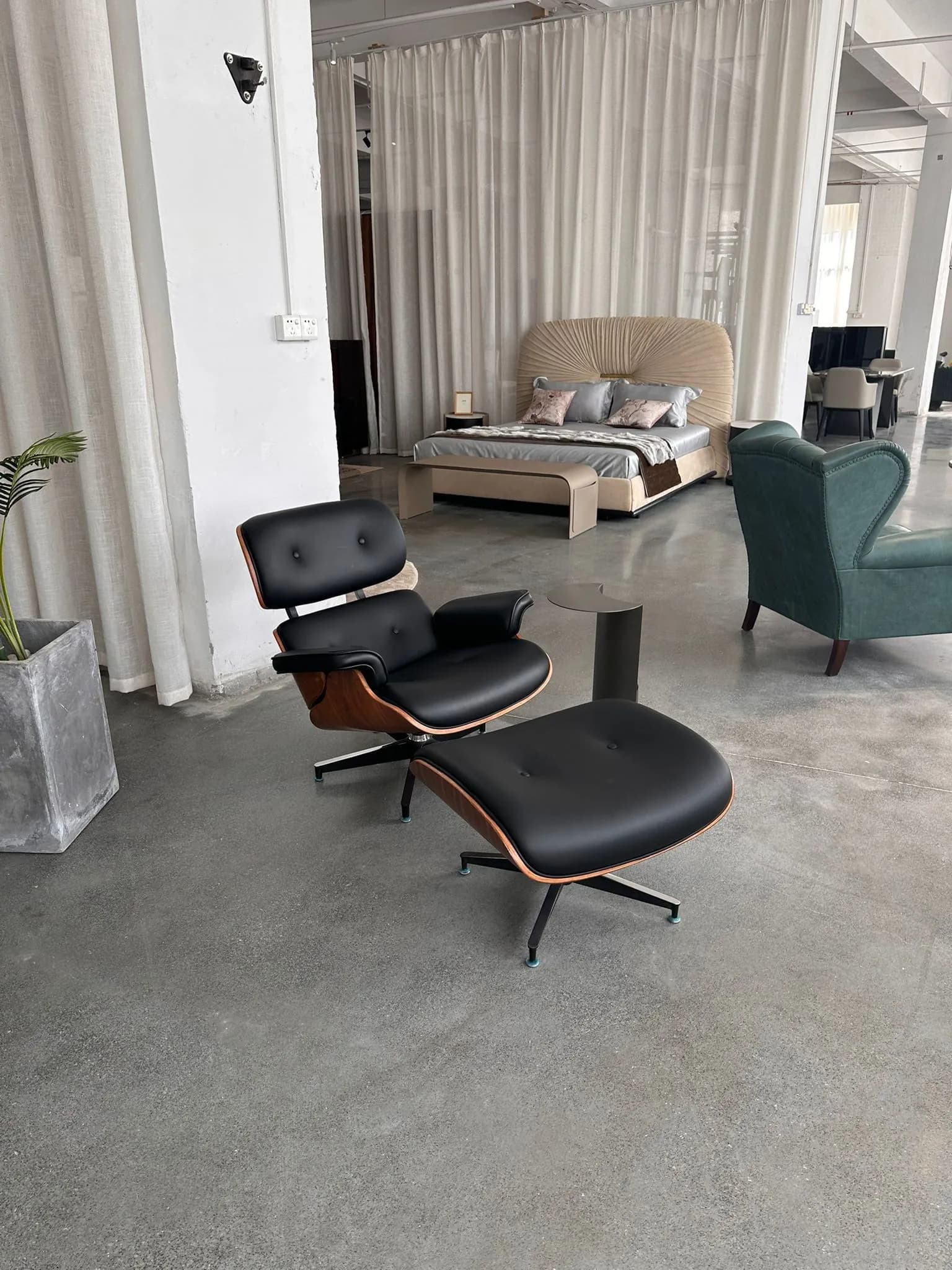 Eames Lounge Chair — Black leather with walnut wood
